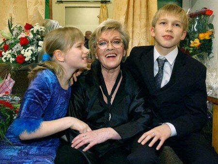 Алиса Фрейндлих с внуками Опубликовано в журнале "ТВ7" декабрь 2005 года