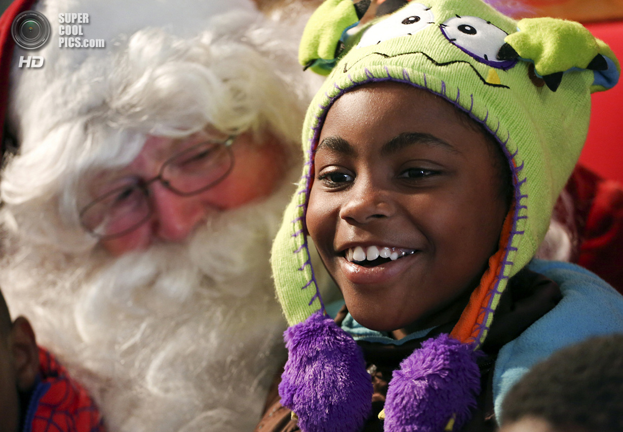 США. Лос-Анджелес, Калифорния. 24 декабря. 8-летняя Фейт Каллион улыбается на коленях Санта-Клау