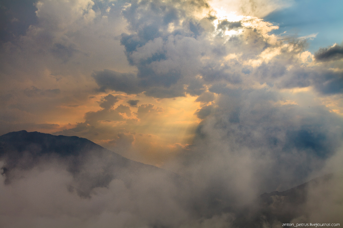 Плотная пелена. Пелена облаков. Туманный Катманду.