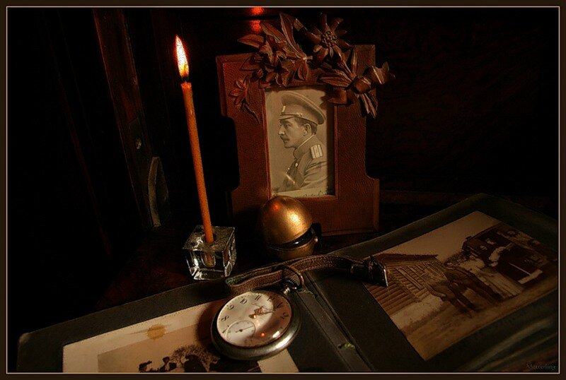 Песня на столе коньяк и свечи догорают. Свеча горела на столе. Свечи и конверт на столе. Старинная книга на столе горит свеча. Стол со свечами и журналом.