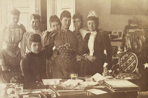 1892. Императрица Мария Федоровна, Луиза Гессен-Кассельская и Александра Датская с другими. Дания