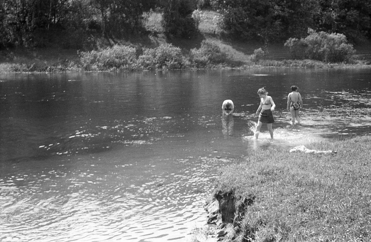 Купаются ретро. Школьный турпоход в СССР. Советские дети на реке. Советские дети купаются в речке. Советское детство на речке.