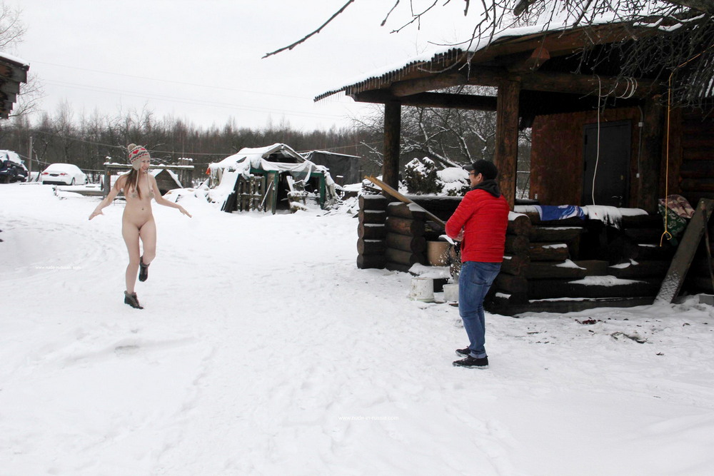 Голая Анжелика играет в снежки
