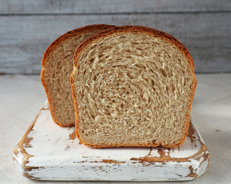 Цельнозерновой хлеб на закваске в духовке. Формовой хлеб. Хлеб домашний формовой. Формовой хлеб на закваске. Цельнозерновой хлеб белый.