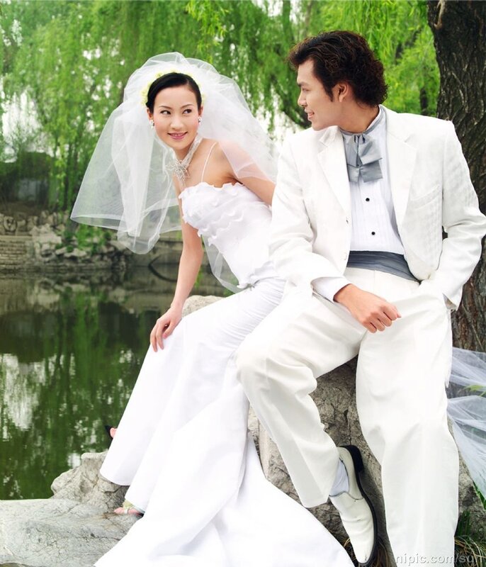 Китайский жених. Китайская свадьба. Китайский свадебный наряд невесты. Китайские Свадебные фотосессии. Свадьба китайцев.