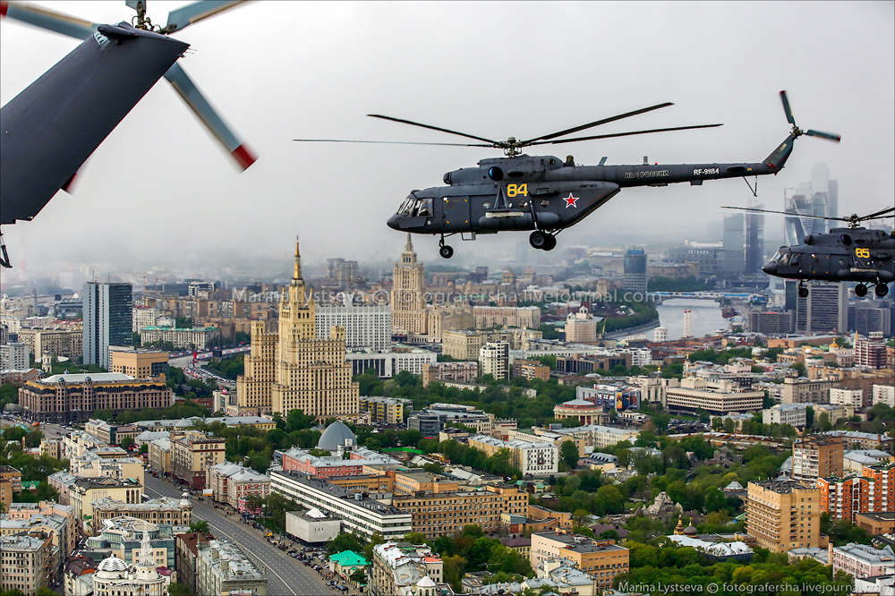 Вертолет над водохранилищем. Военные вертолеты над Москвой. Москва с вертолета. Вертолет над городом. Вертолет боевой над городом.