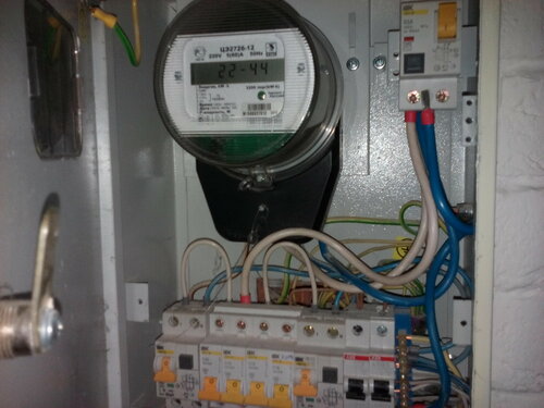 Вызов электрика аварийной службы после отключения электроснабжения квартиры из-за утечки тока