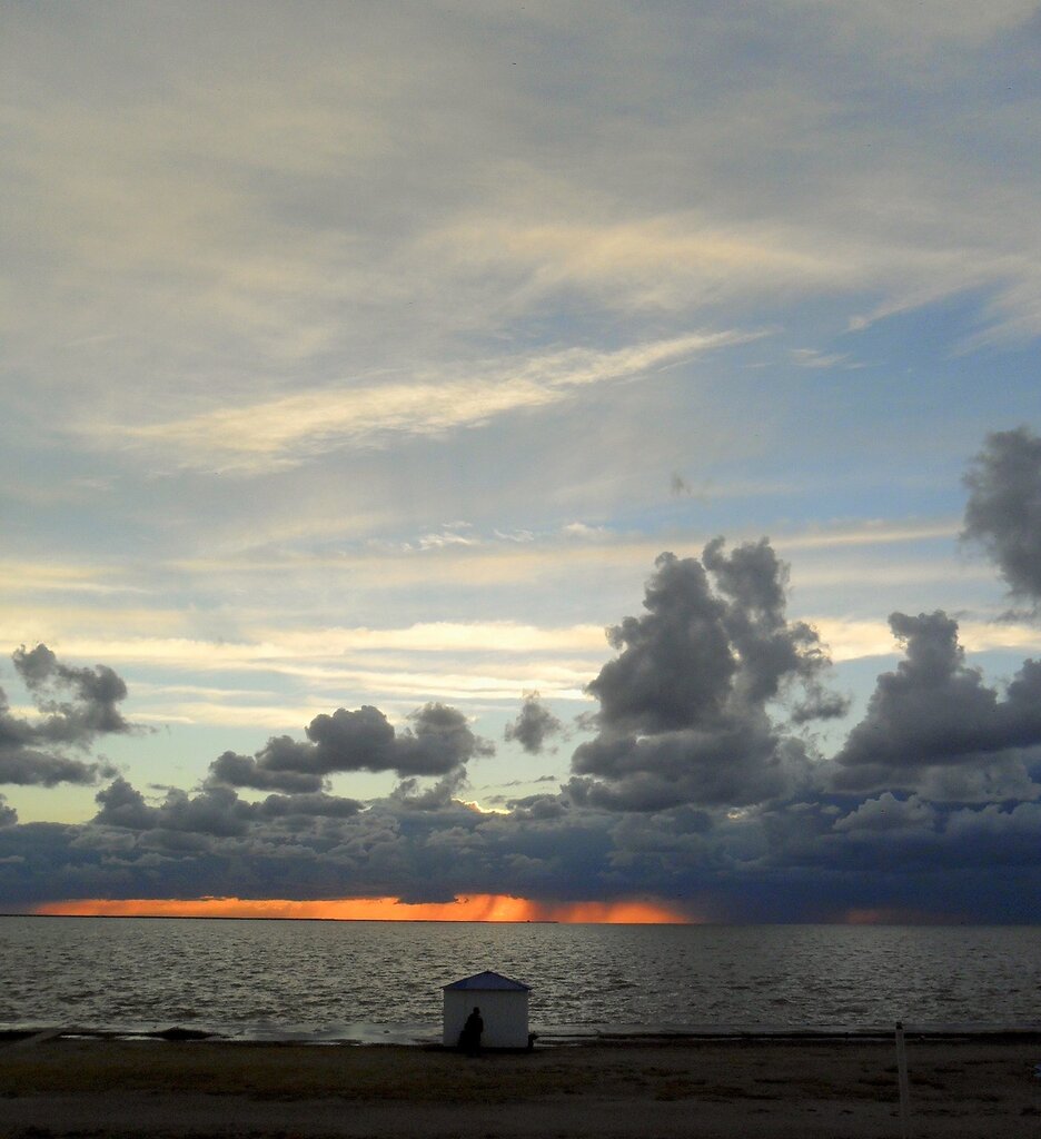 Облака у моря вечернею порой...
