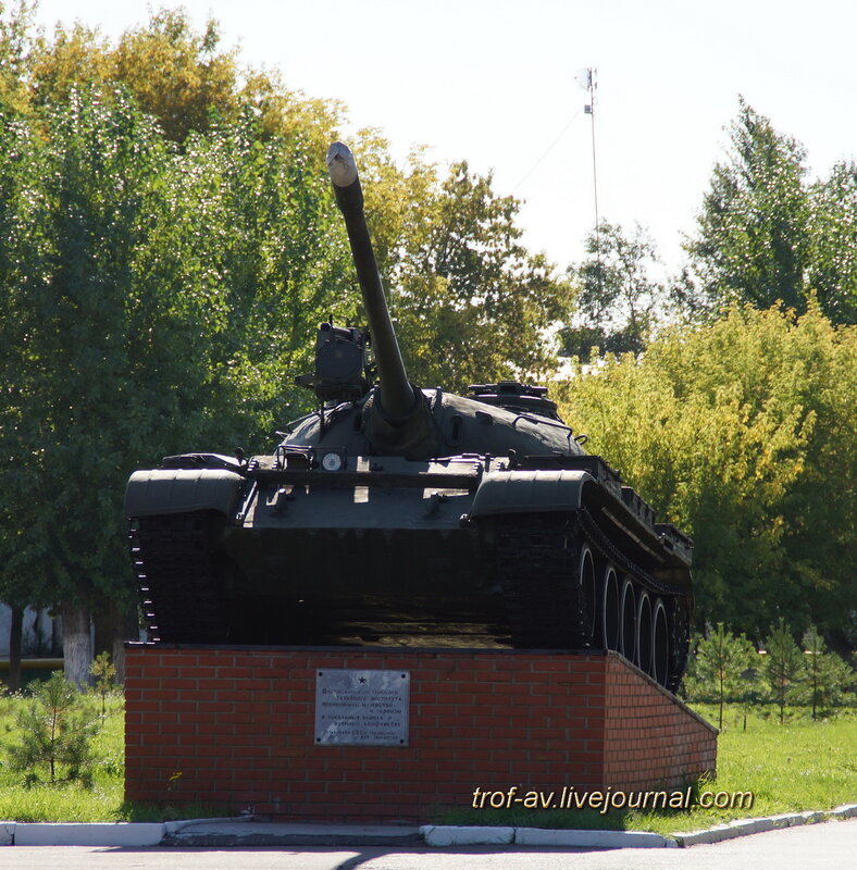Купить танк в омске. Танк т-55а на территории танкового института Омск. ОТИИ Омск. Омское танковое училище. Омское танковое училище танки.