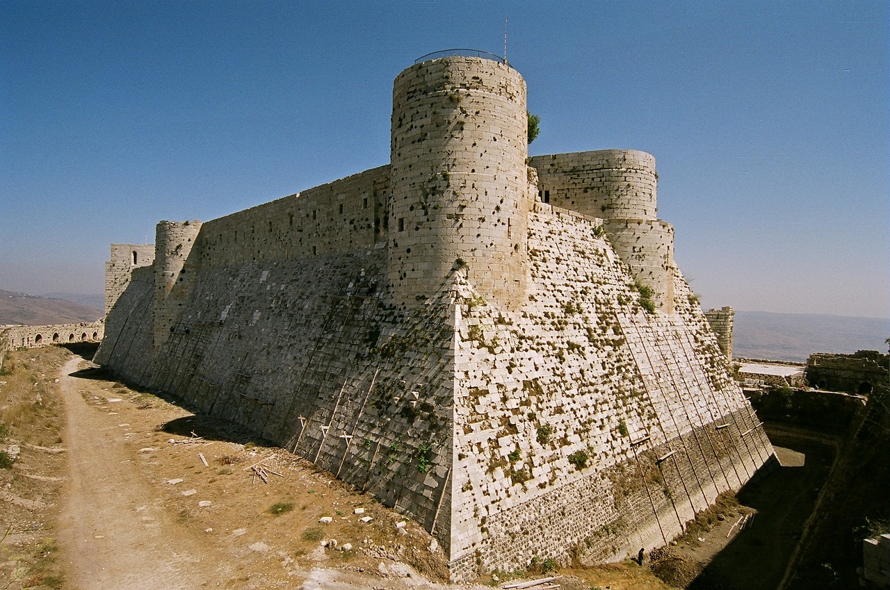Башня бастиона. Крак-де-Шевалье крепость. Крак-де-Шевалье замки крестоносцев. Крепость в Сирии де Шевалье. Замок крестоносцев в Сирии крак де Шевалье.