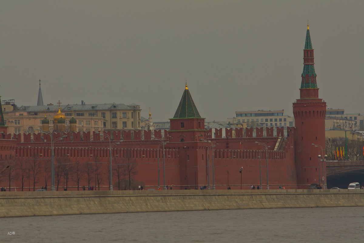 Московский кремль имеет двадцать. Кремль со всех сторон. Московский Кремль фото с названием. Москва Кремль ночь туман. Ласточкины хвосты Московский Кремль фото.