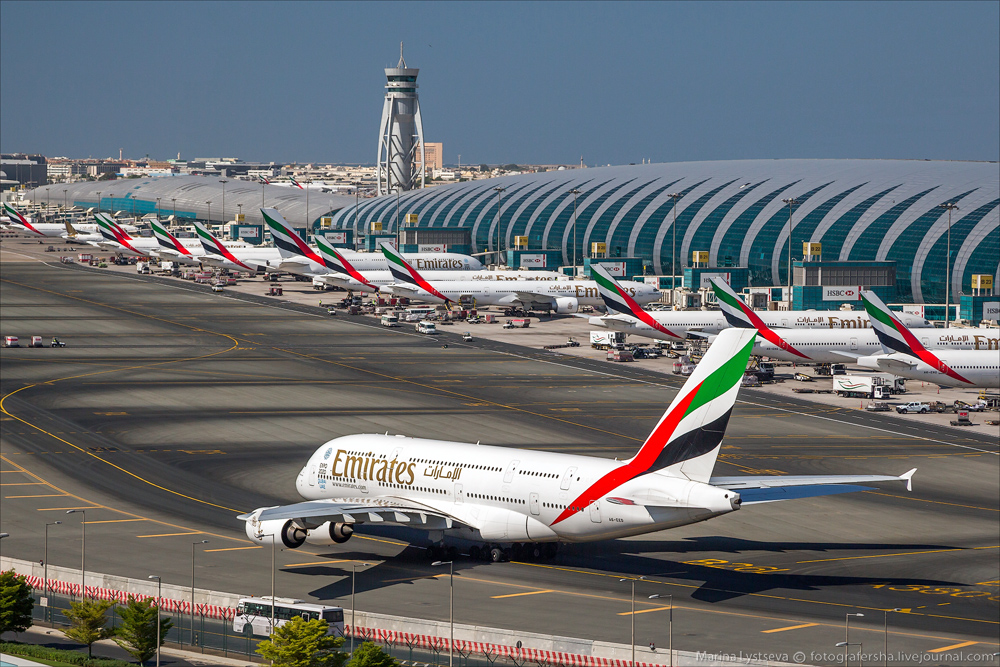 Авиарейсы в дубай. Споттинг в аэропорту Дубая. DXB Dubai. Самолет Дубай. Самолеты Дубай стоянка.
