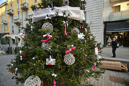 В Италии убрали украшенную фаллоимитаторами рождественскую елку