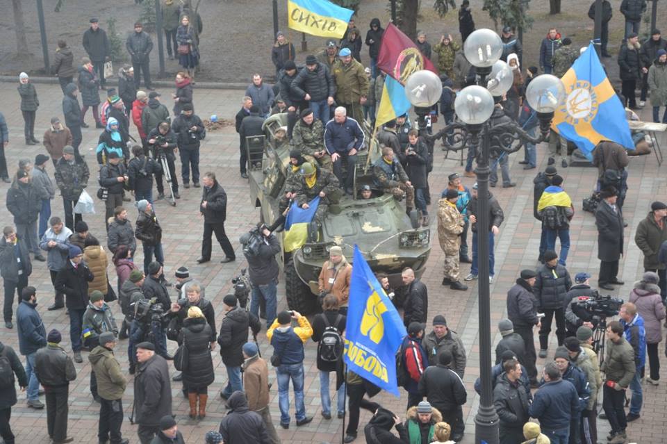 Сколько длился майдан. Украинские социал-националисты. Петлюровский флаг фото. Верховная рада Украины взрыв. Видео с петлюровским прапором в столичном вузе.