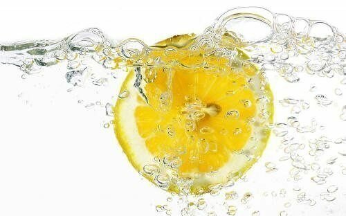 5 причин выпить воду с лимоном натощак утром