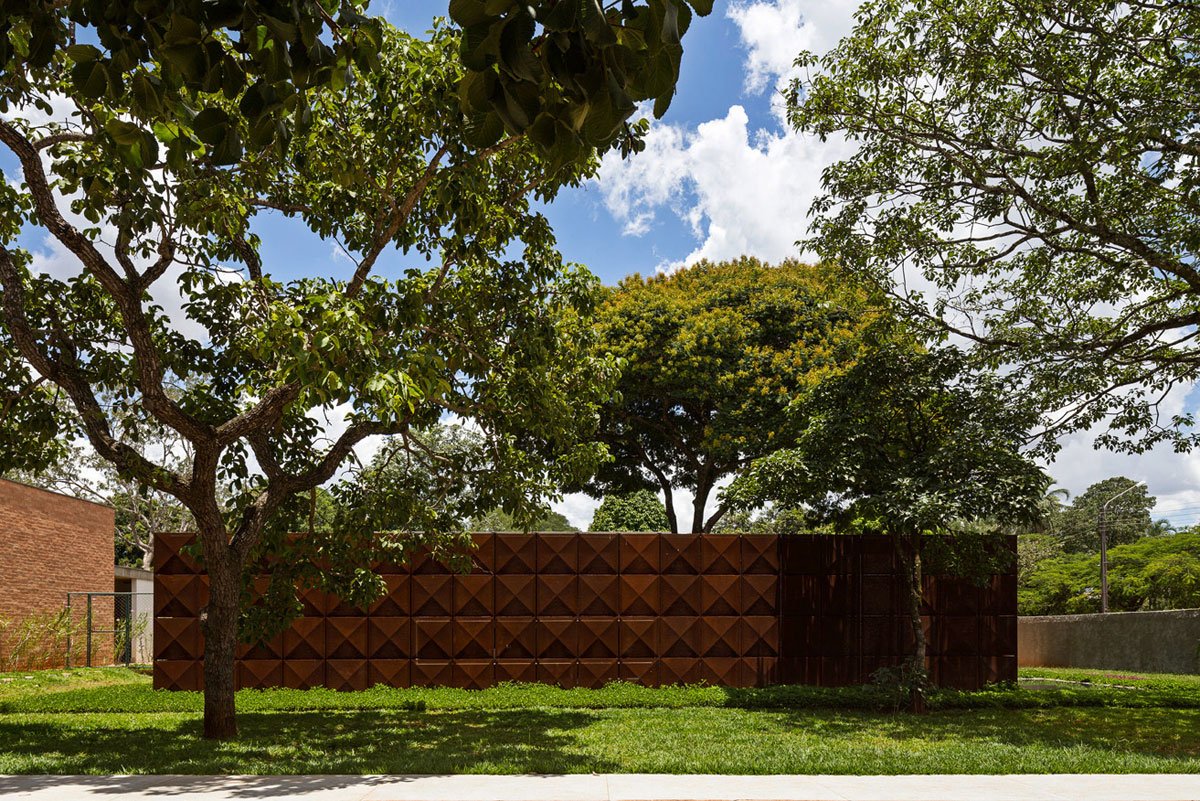 ATRIA Arquitetos, вилла бразилия, бразилия особняки, дизайн одноэтажный дом фото, оформление домашней библиотеки, перфорированное железо