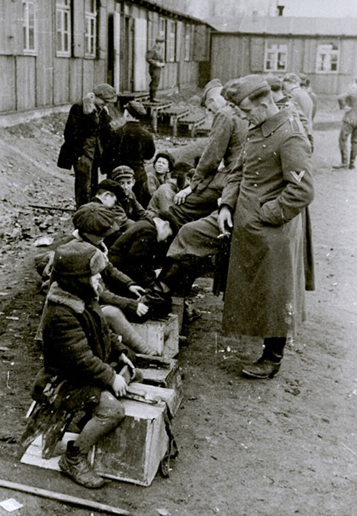 Русские дети чистят сапоги немецких солдат.  Ноябрь 1942 г. Белосток.