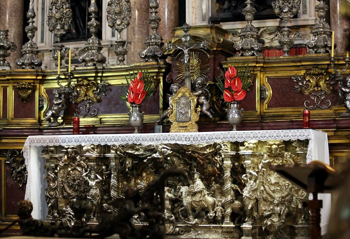 Naples. Cathedral of the assumption of St. Mary (Duomo, Cathedral of the Holy Januarius). Interiors