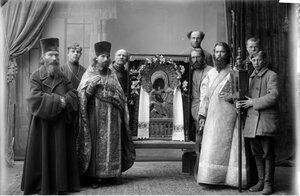  Группа священнослужителей с Оранской иконой Божией Матери
