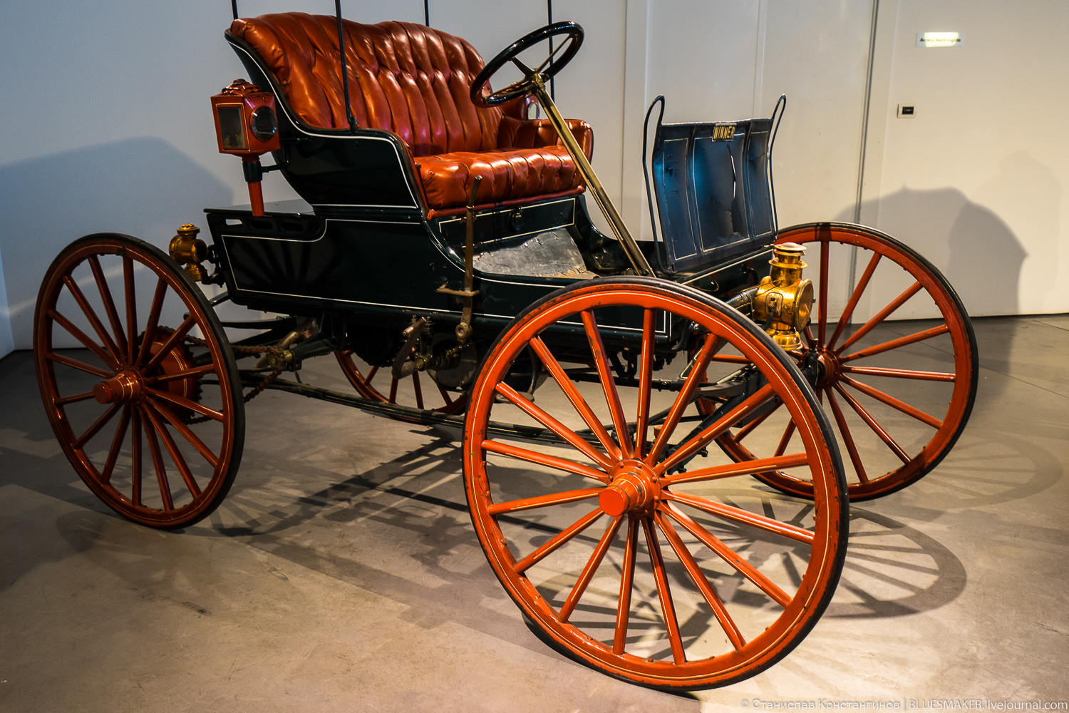 Первая машина жене. Первые самодвижущиеся повозки автомобили. Малага самодвижущаяся повозка. Benz Victoria 1893.