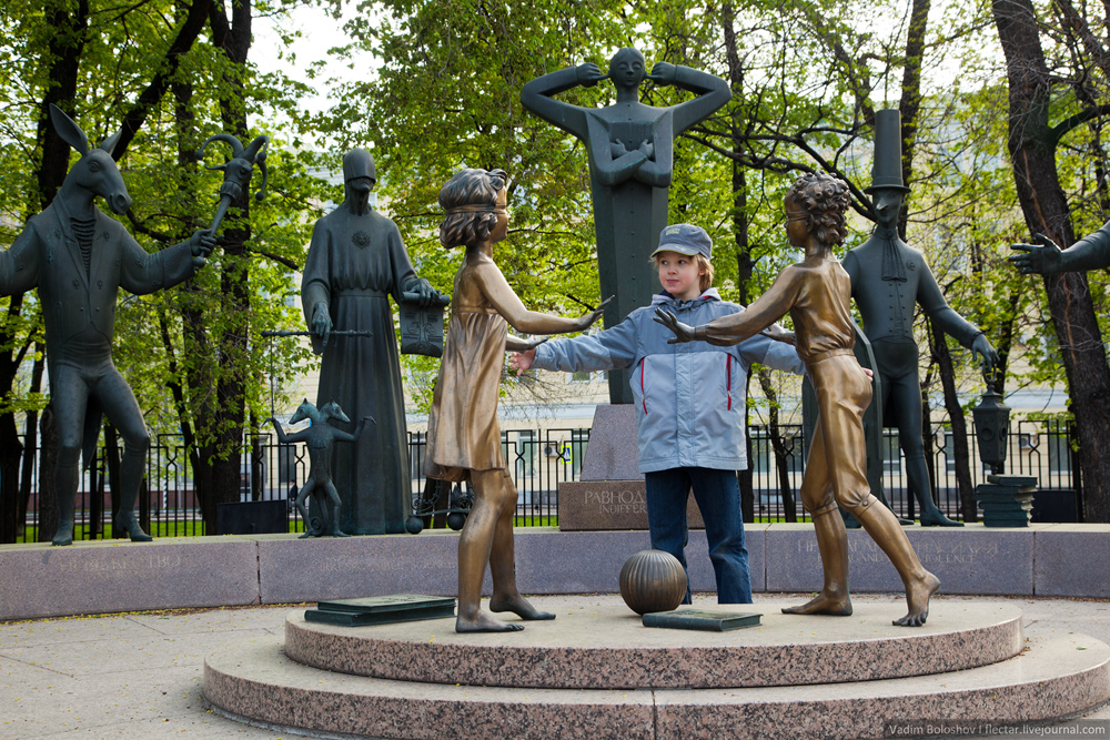 Скульптура дети жертвы пороков взрослых. Шемякин на Болотной площади. Шемякин скульптуры на Болотной площади.