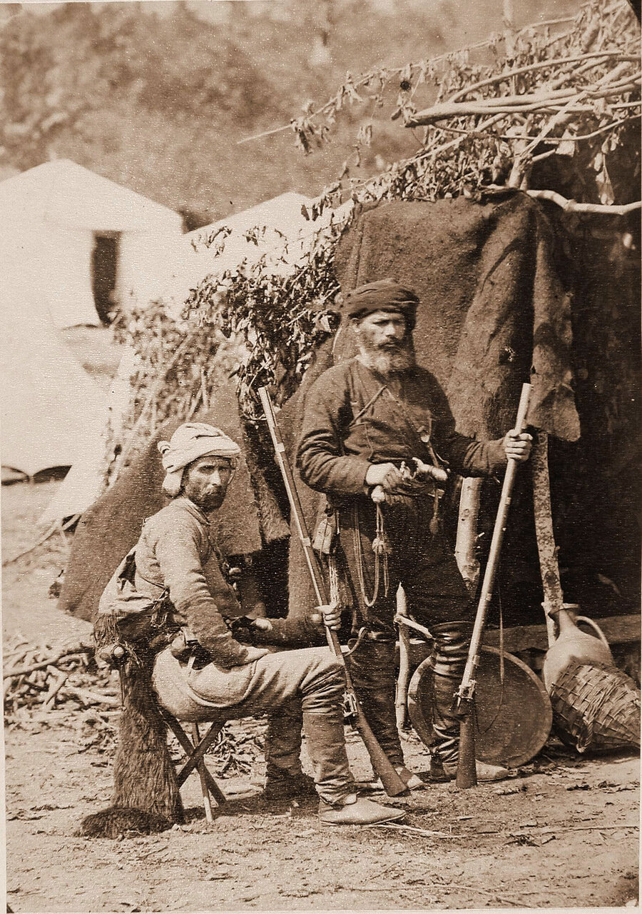 Гурийцы-проводники в походном лагере