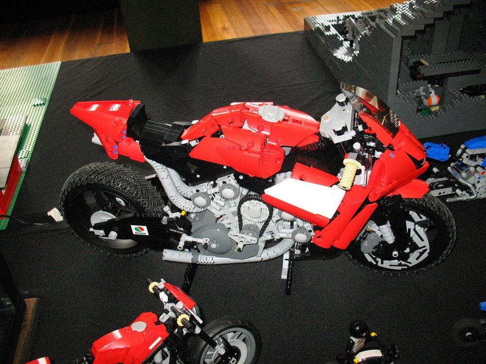 Моделька Lego Ducati V4