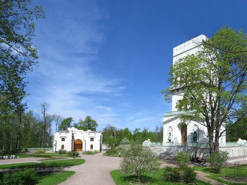Белая башня и павильон «Ворота-руина»