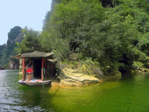 Поющая китаянка на озере Баофэнь