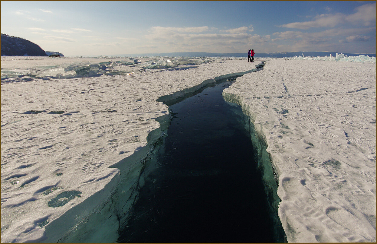 Раз промахнулась по льду пошли трещины. Становые щели на Байкале. Становая трещина на Байкале. Становая трещина. Озеро Байкал становые щели.