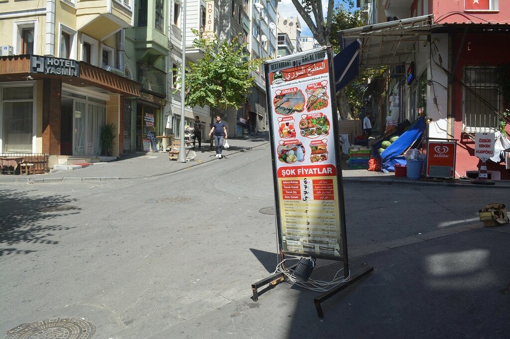 По улочкам и закоулкам Стамбула... гдето, только, Стамбула, Мраморного, Контрасты, Кеннеди, места, Улица, очень, часть, много, здесь, живет, части, которые, Джона, сторону, рекламный, арабоязычный, надписью
