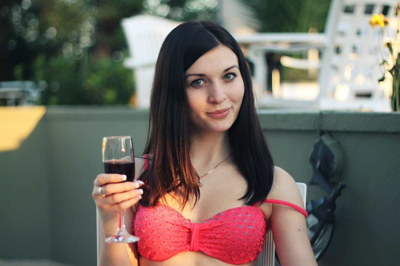 Девушка в  купальнике с бокалом вина