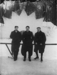Группа мужчин на катке в Юсуповом саду.