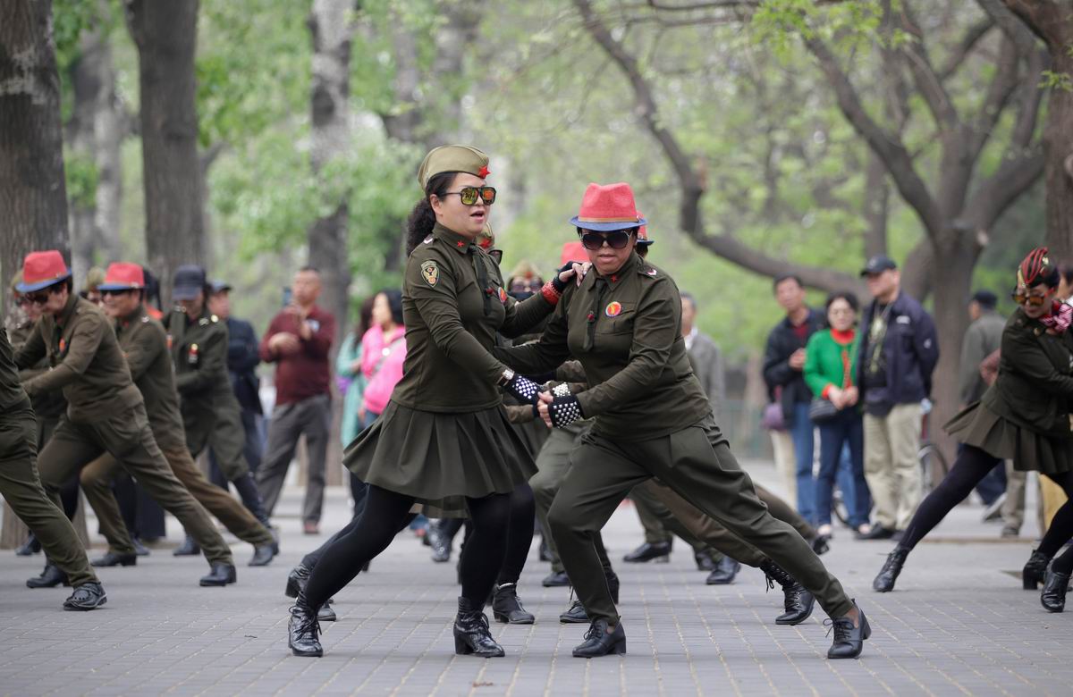 Герой повседневной жизни. Китайцы в повседневной жизни. Жизнь в КНР. Весенний танец. Китай Повседневная жизнь.
