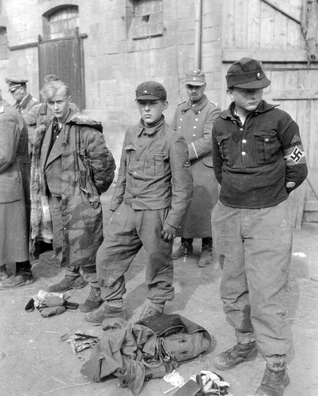 Третий рейх после войны. Германия 1945 год пленные немецкие солдаты. Пленные солдаты вермахта Берлин. Гитлерюгенд плен Берлин.