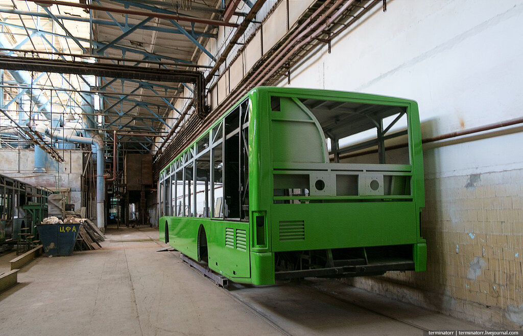 Автобус фабрика 8. Автобусный завод. Львовский Автобусный завод. ПТМЗ автобус.