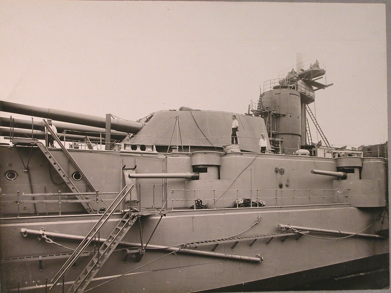 32. Вид средней части борта линейного корабля «Гангут»; на переднем плане-башня 12-ти дюймового орудия, кормовая боевая рубка и казематы 120-ти миллиметровых орудий