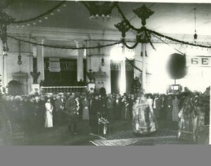 Молебен в помещении выставки перед ее открытием  на первом плане - великая княгиня Мария Павловна ; слева от нее - великий князь Борис Владимирович.