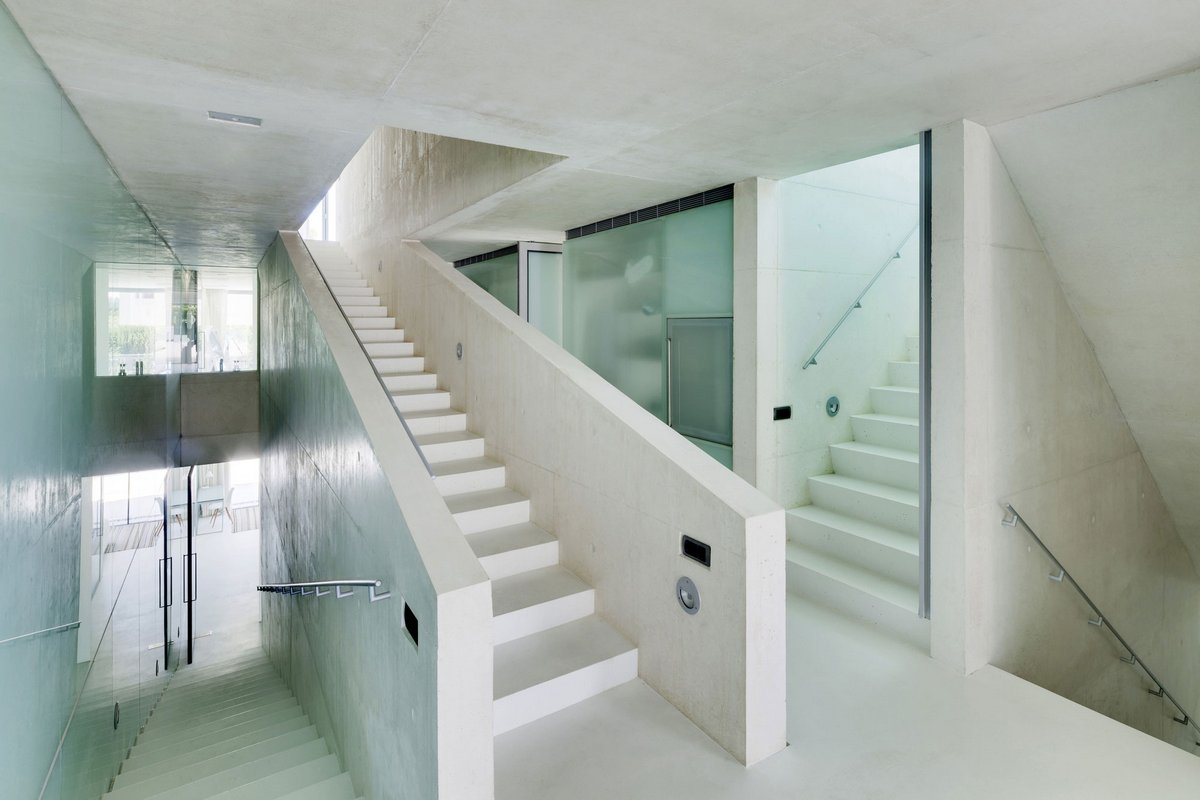 особняк в Испании, частный дом в Марбелье, бассейн на крыше дома, бассейн со стеклянным дном, светлый фасад дома, Wiel Arets Architects