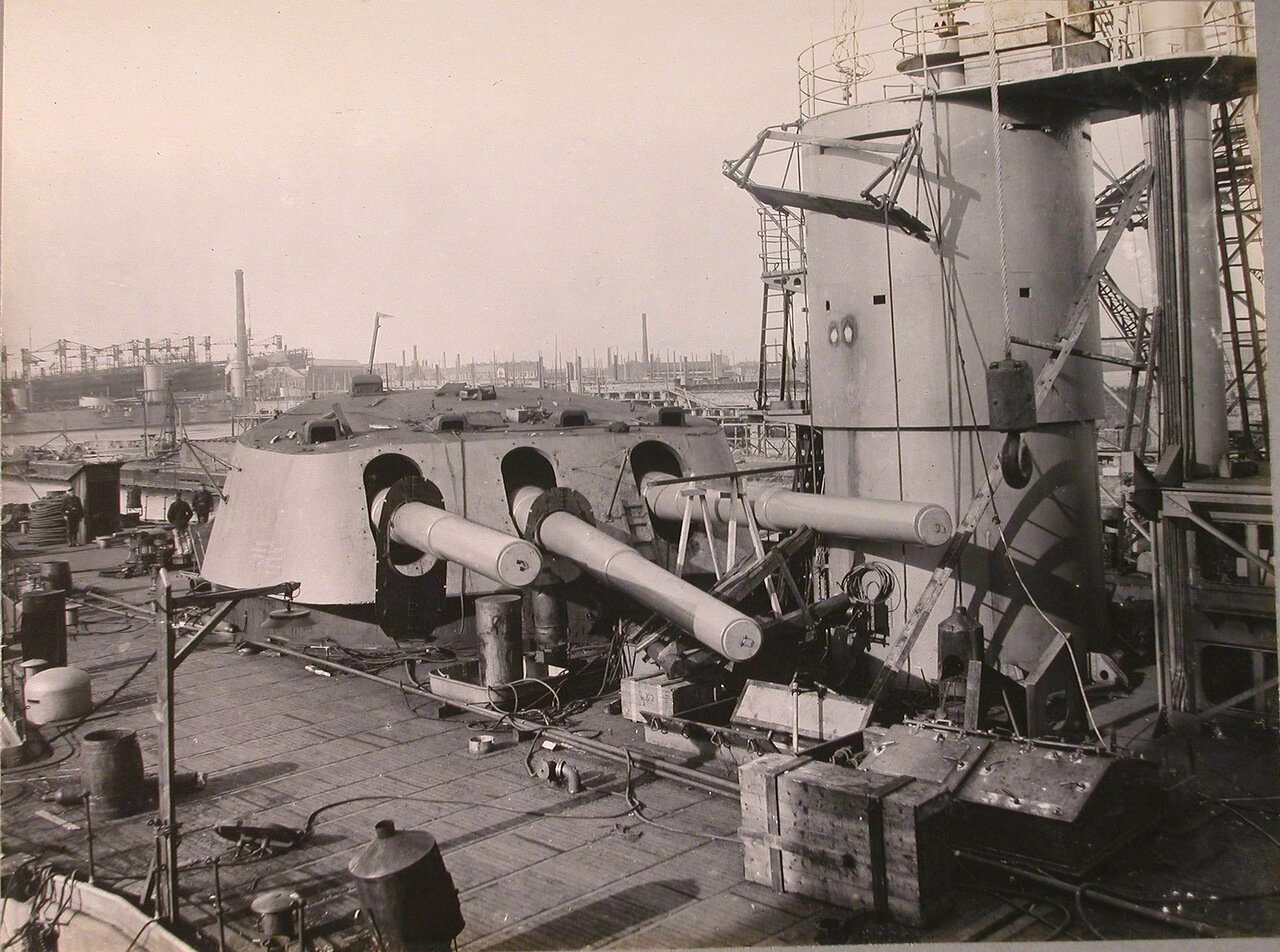 33. Вид кормовой башни 12-ти дюймовых орудий и кормовой боевой рубки на линейном корабле «Гангут»