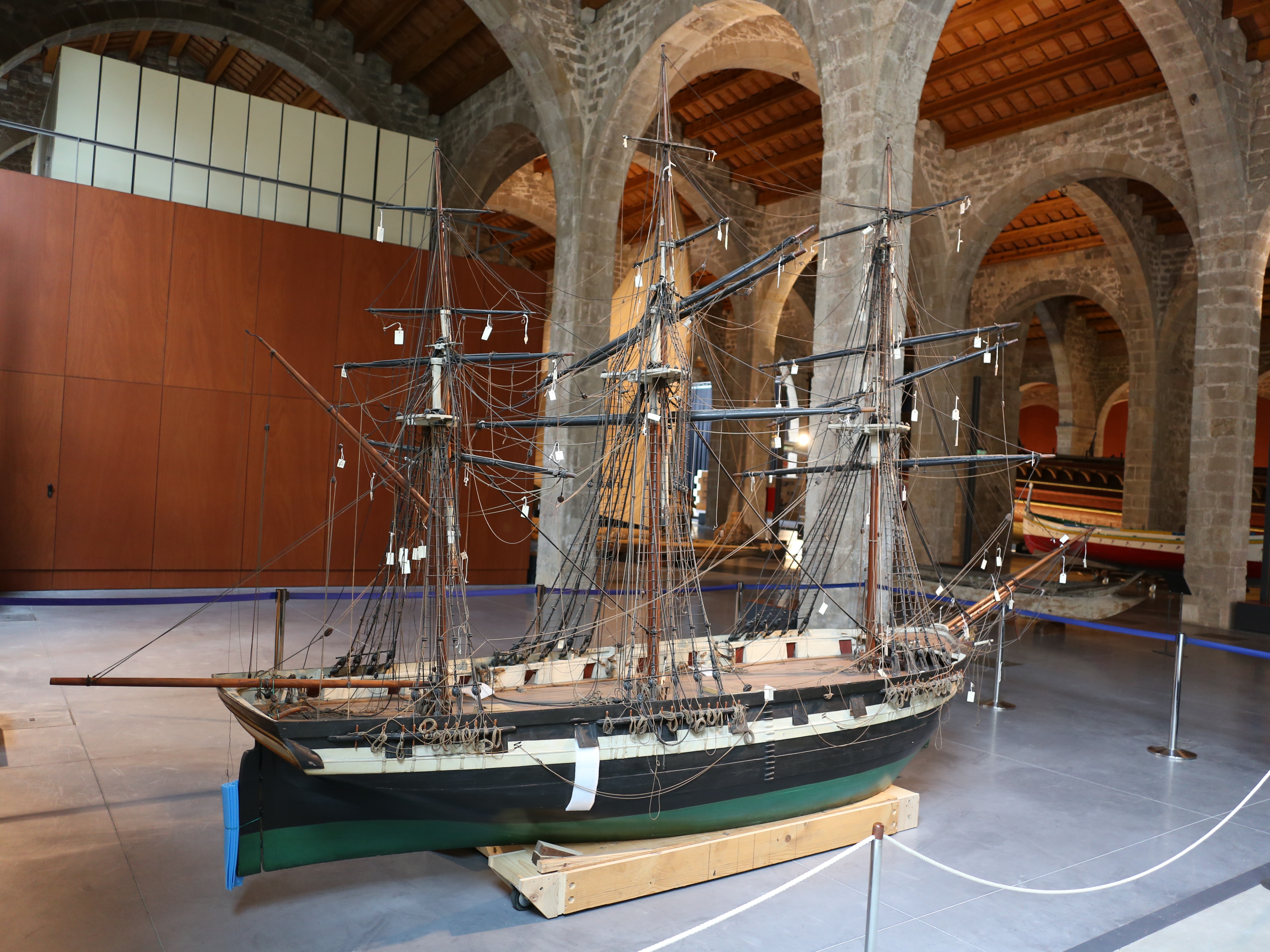 Морской музей петрозаводск. Морской музей в Барселоне Галера. Военно морской музей Мерсин. Морской музей Лиссабон. Морской музей (Maritime Experiential Museum).