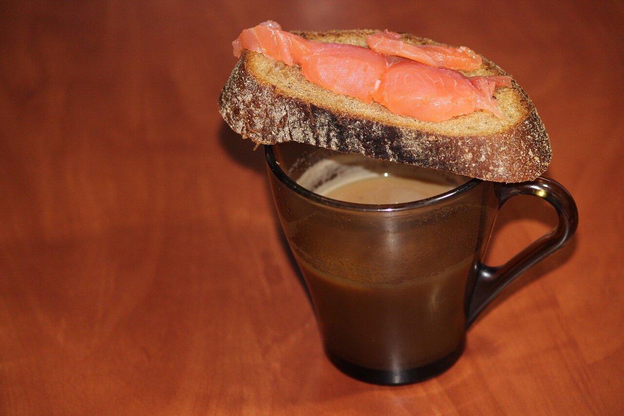 Сэндвичи кофе. Кофе с бутербродом. Чай с бутербродом. Завтрак бутерброды и чай. Бутерброд с колбасой и кофе.