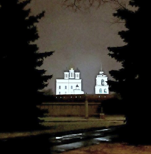 Псковский кремль зимним вечером