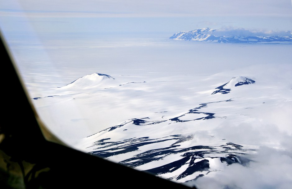  Антарктида отличается крайне суровым холодным климатом. В Восточной Антарктиде на советской ант