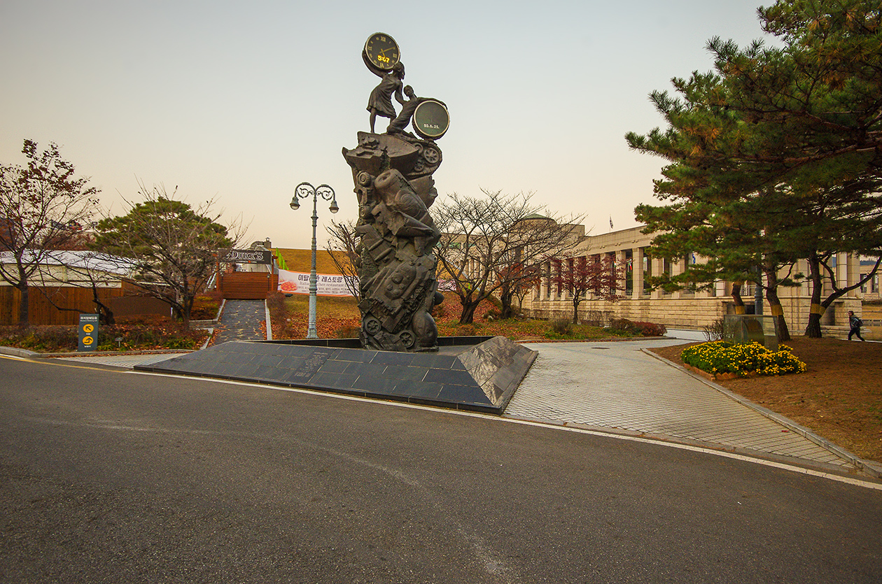 Сеул и военный мемориал города, мемориала, просто, можно, рубля, рядом, Хозяин, горелку, время, выключил, Корее, делаю, корейский, отеля, ресторан, очень, такой, метро, водоём, отражений