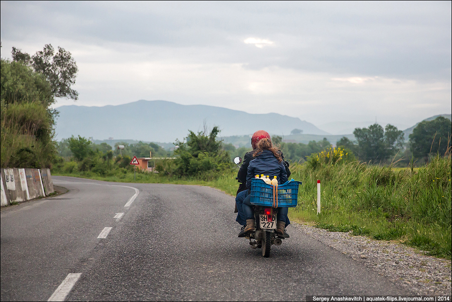 Грязь и бедность пыльных дорог Албании